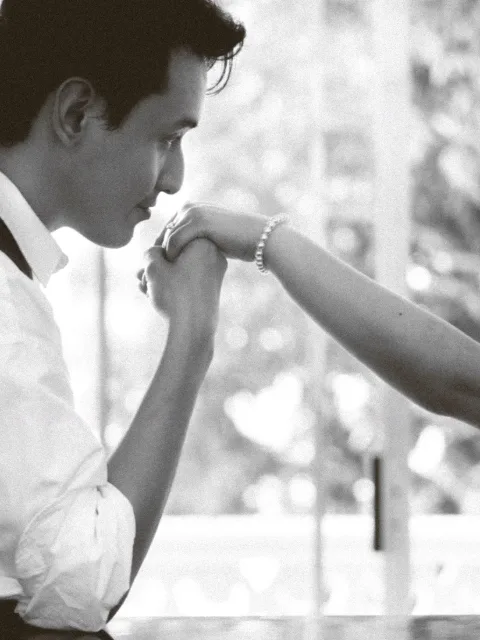 James kissing Elaine's hand